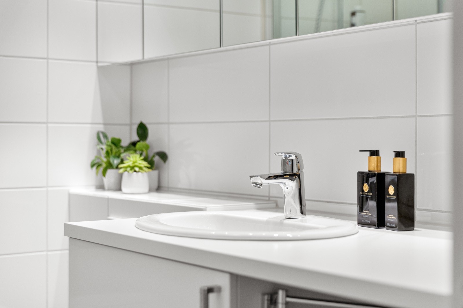 Innredningen består av dusjhjørne med svingbare glassdører, vegghengt toalett, servant med underskap, samt overskap med speildører over servanten. Galleribilde