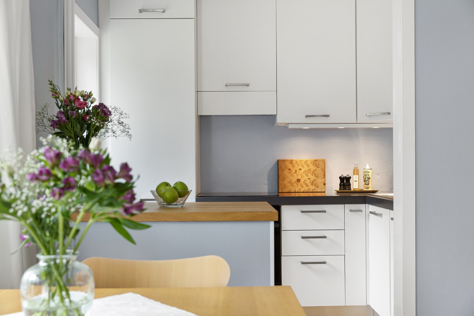 Laminerte benkeplater med nedfelt oppvaskkum med avrenningsplate. Lys under overskap. Galleribilde