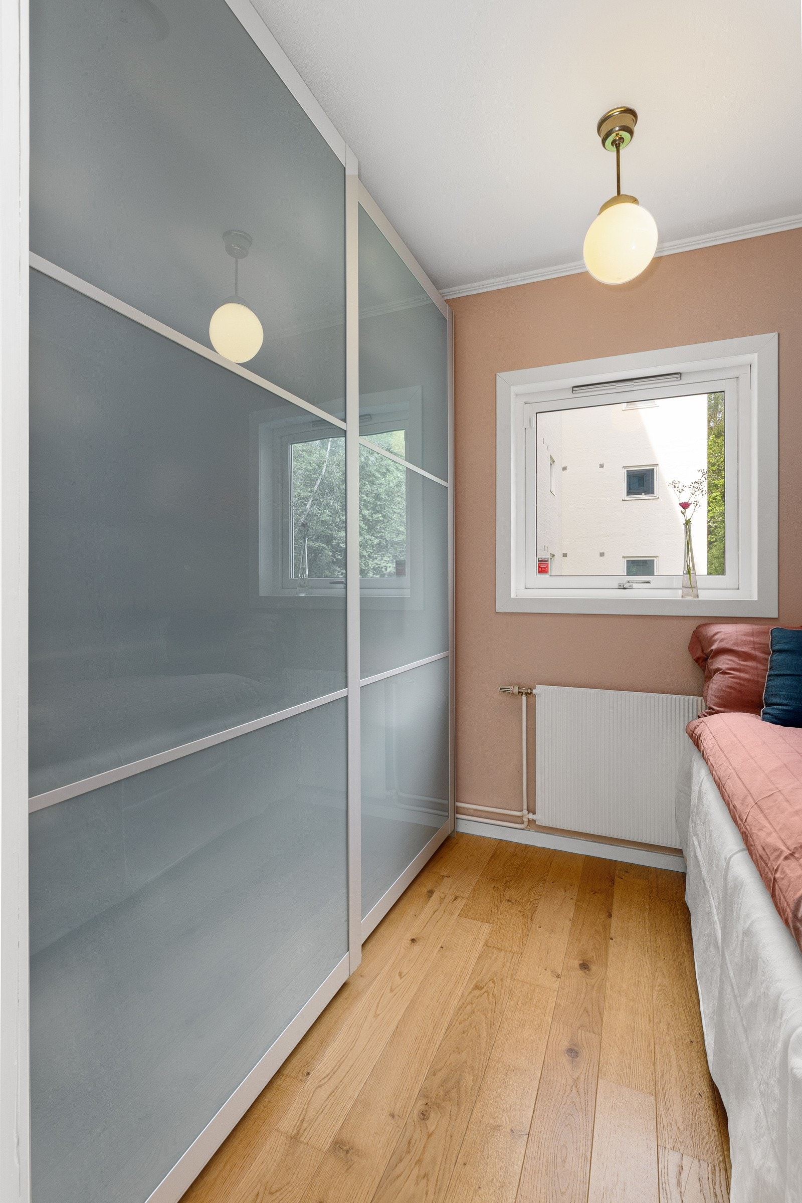 Det er parkett på gulv og malte vegger, samt klesskap.Vender mot marka. Galleribilde