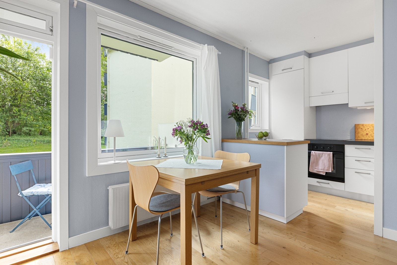 Store vindusflater gir mye naturlig lys inn i leiligheten. Galleribilde