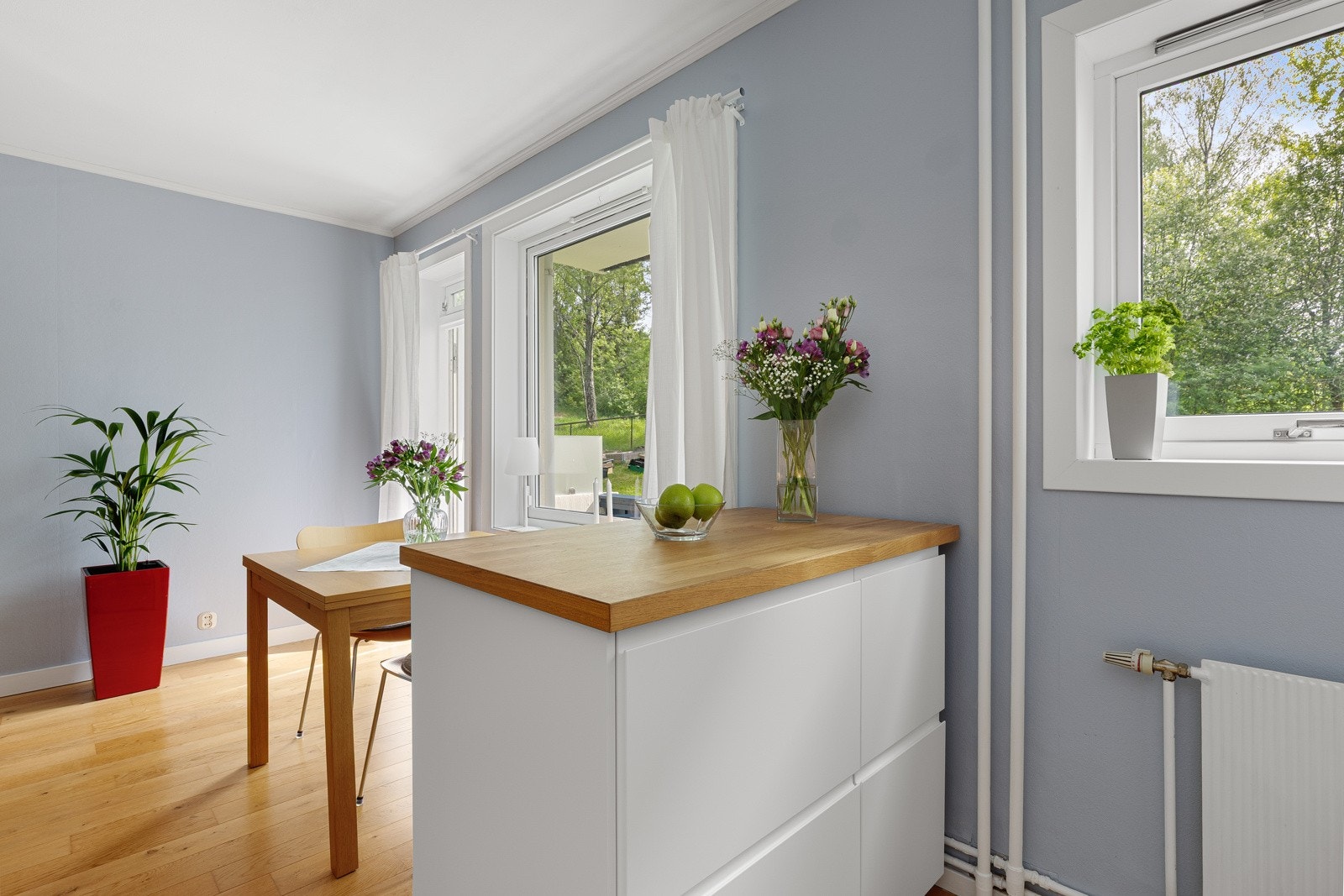 Frittstående kjøkkenøy fra 2023 med heltre eik benkeplate. Galleribilde