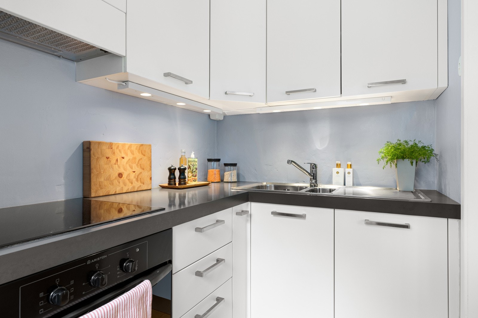 Kjøkkeninnredning med slette fronter i lys farge fra 2008. Galleribilde