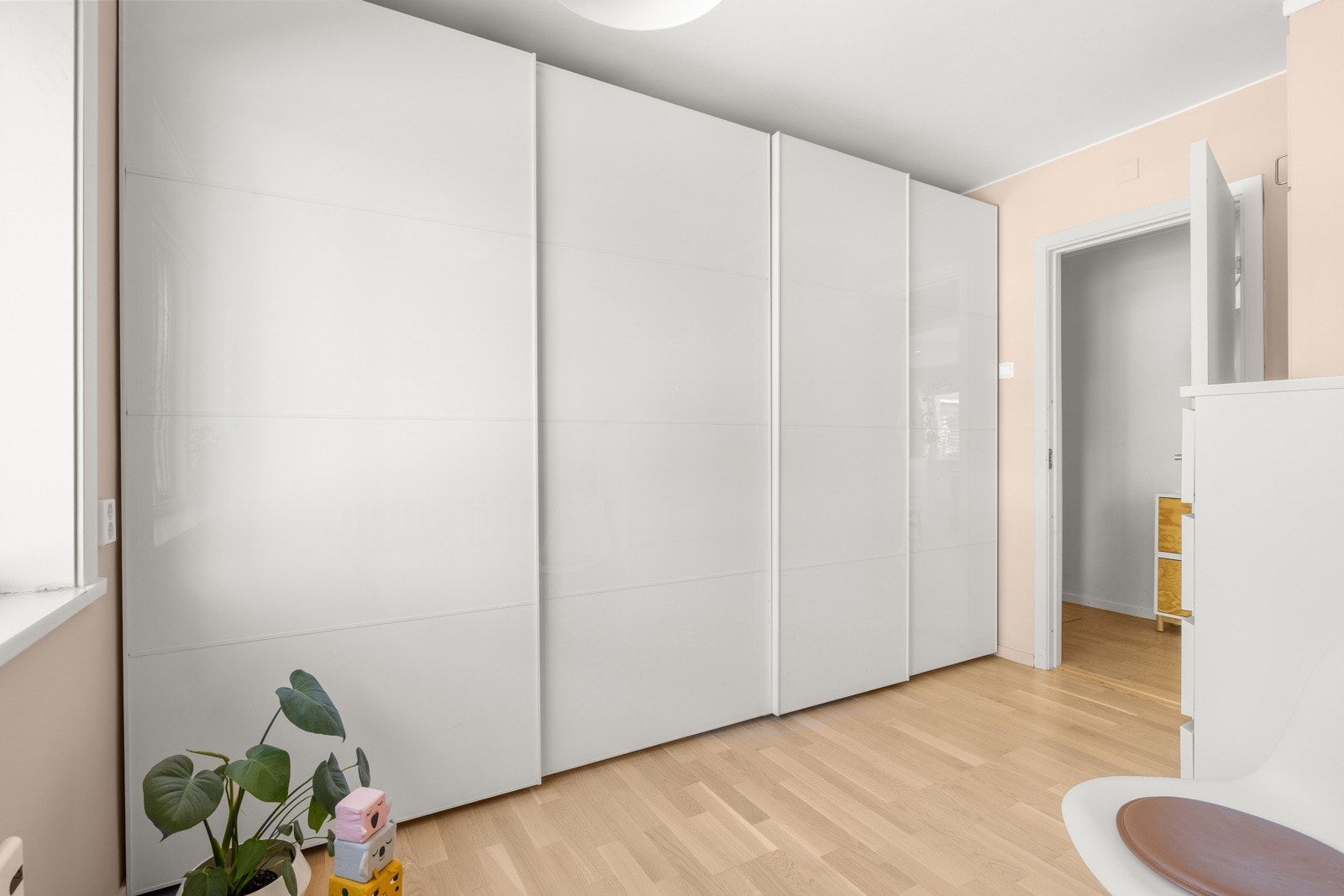 Praktisk skyvedørsgarderobe. Galleribilde