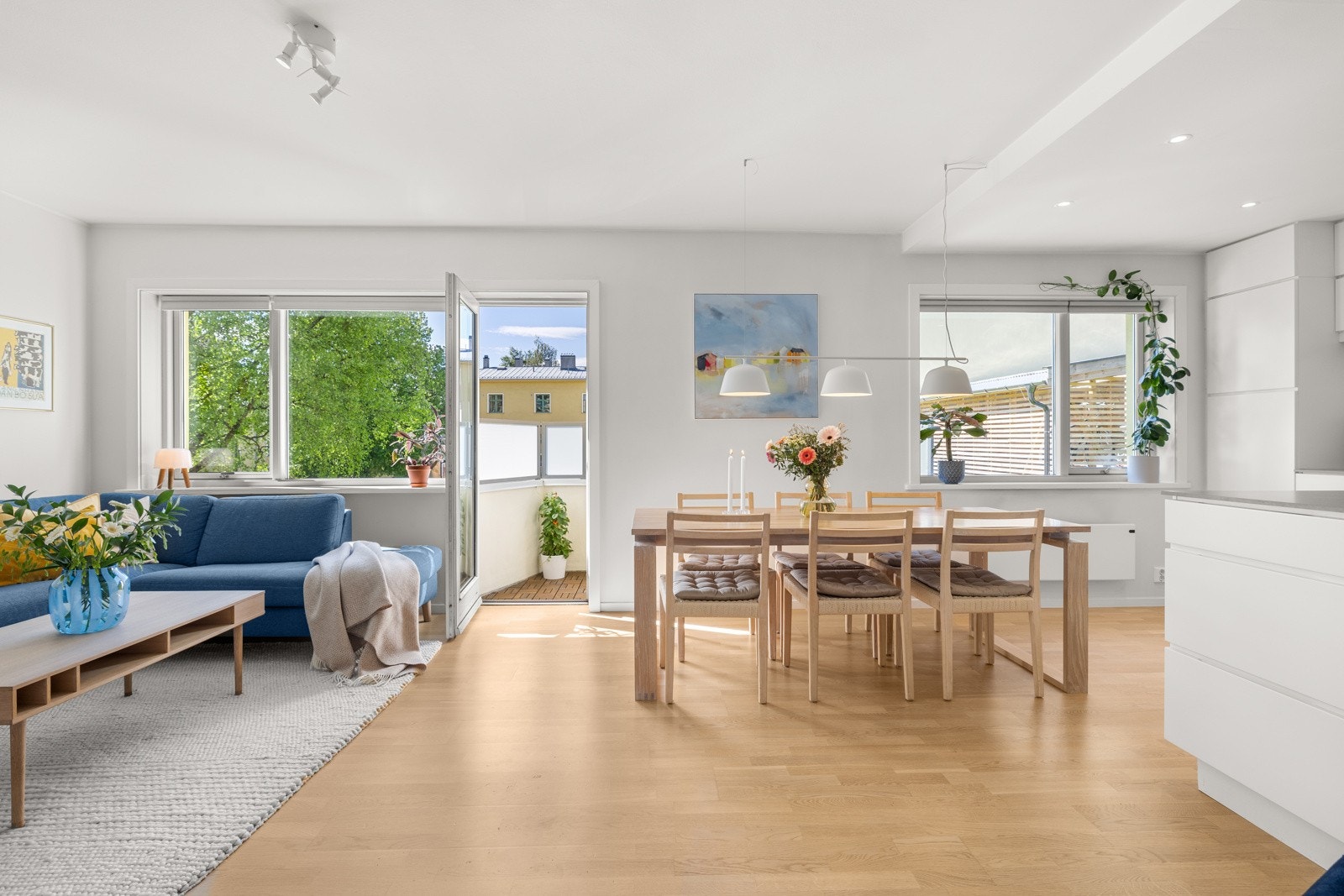 Boligen har store vinduer mot vest som slipper inn rikelig med lys. Galleribilde