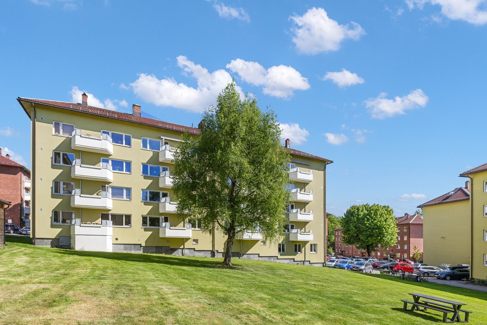 Borettslaget er barnevennlig med mye boltreplass for store og små! Galleribilde