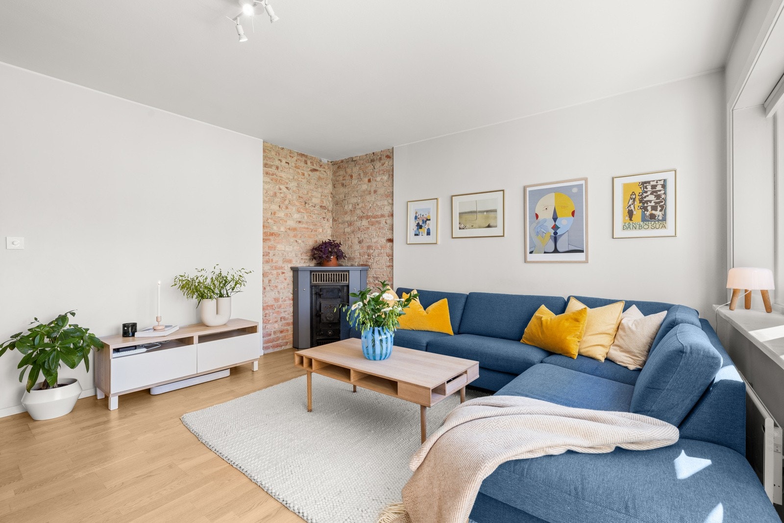 Leiligheten har en romslig og lys stue med gode innredningsmuligheter. Galleribilde