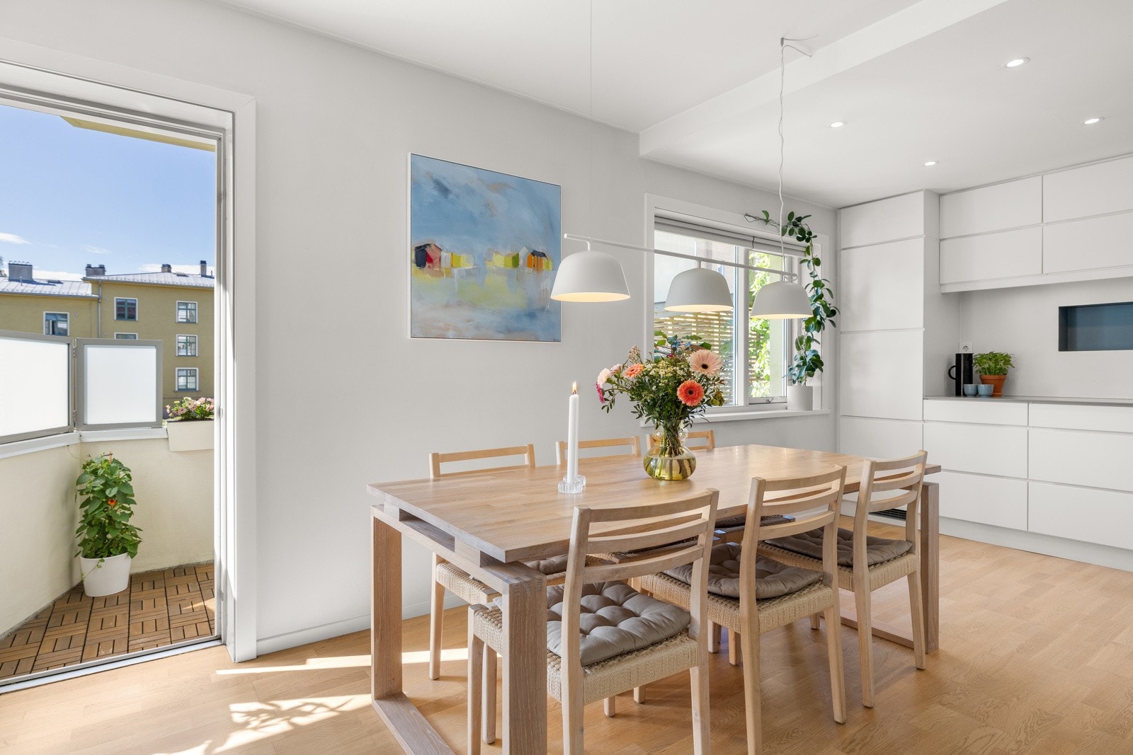 Du får god plass til å innrede med et stort spisebord i tilknytning til kjøkkenet. Galleribilde