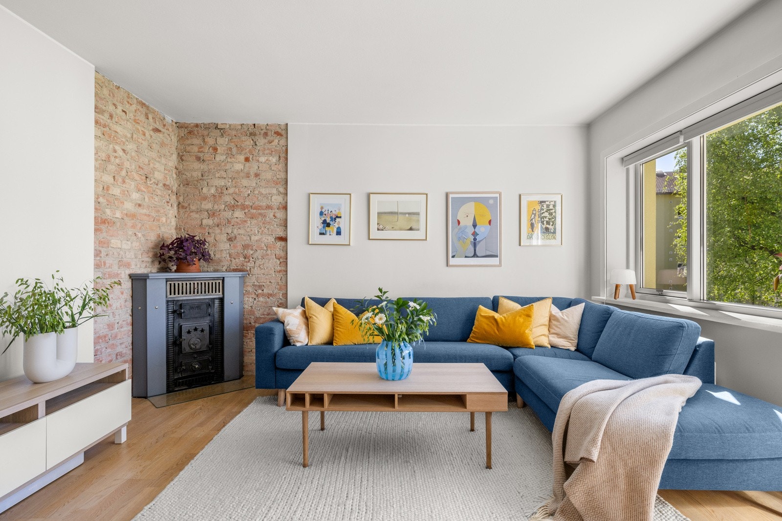 Du får god plass til å innrede med en stor sofagruppe med tilhørende bord. Galleribilde