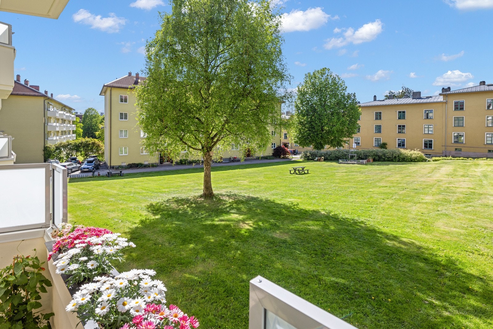 Flott utsyn mot borettslagets parkmessig opparbeidet friareal. Leiligheten ligger i en høy 1.etasje. Galleribilde