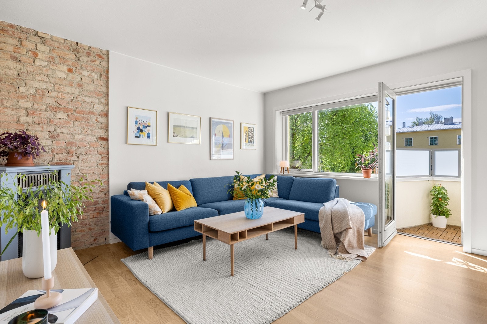 Sjarmerende eksponert teglstein bak vedkamin. Pipeløp rehabilitert i 2013/14. Galleribilde