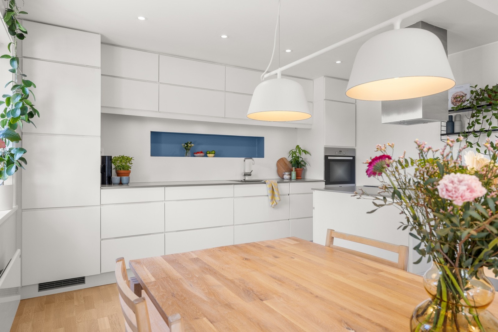 Integrert oppvaskmaskin fra Siemens, kjøle- og fryseskap fra Constructa, stekeovn fra Miele og induksjonstopp fra Siemens. Galleribilde