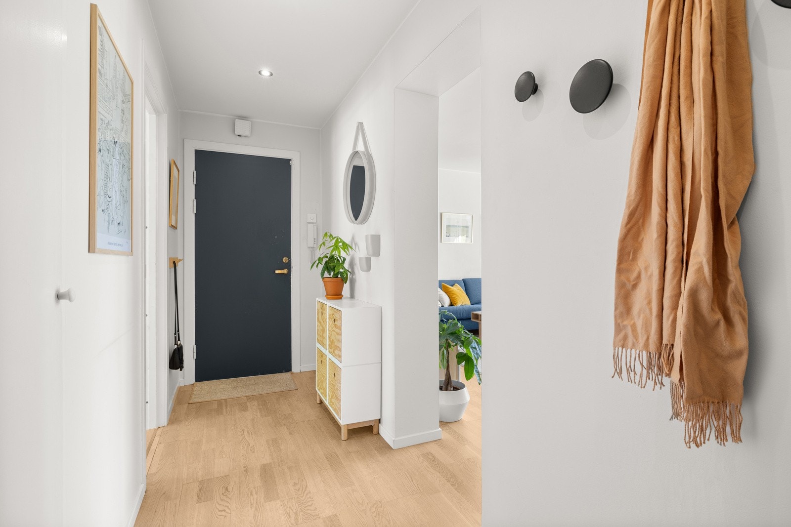 Lys og praktisk entré som gir et godt førsteinntrykk av boligen. Galleribilde