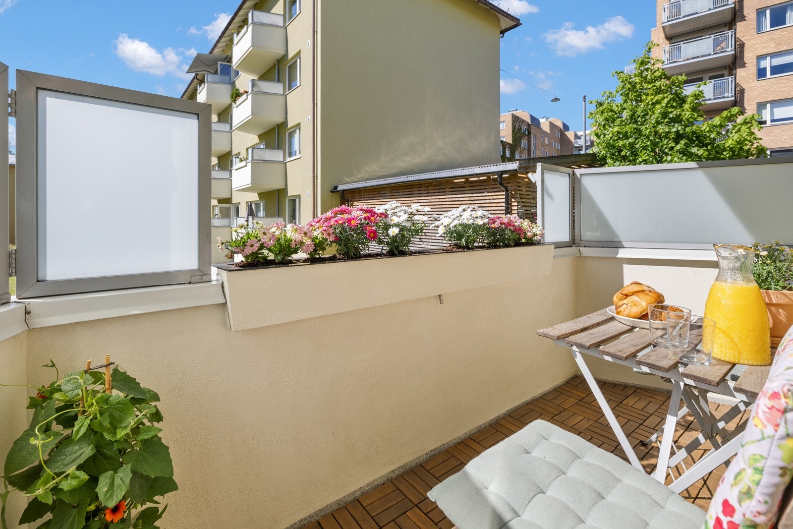 Stue med utgang til solrik, vestvendt balkong. Galleribilde