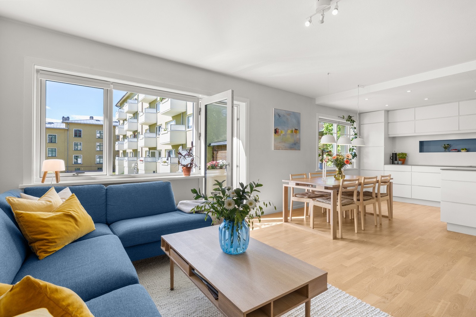 Eikeparkett i entré, stue/kjøkken og på det minste soverommet. Galleribilde