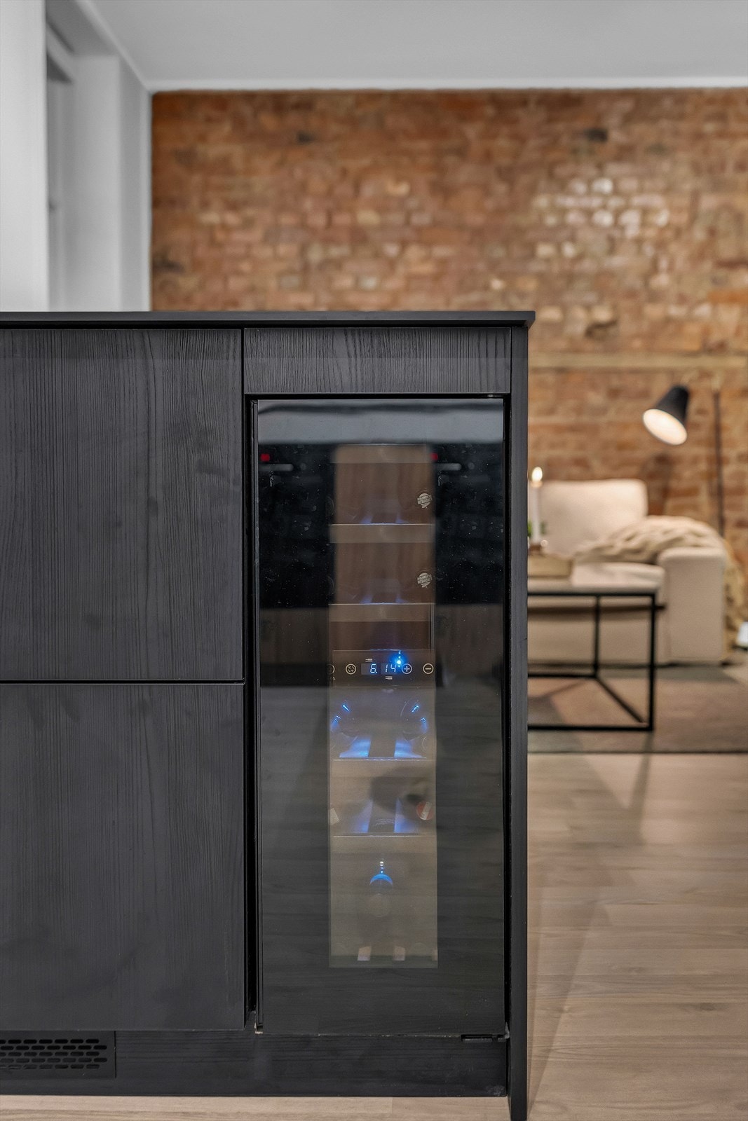 Videre har kjøkkenet integrert stekeovn, vinskap, oppvaskmaskin og kjøleskap. Galleribilde