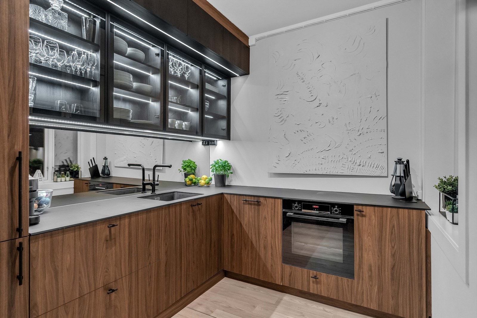 Påkostet kjøkken fra Oslo Kjøkkenstudio med kvalitetshvitevarer. Galleribilde