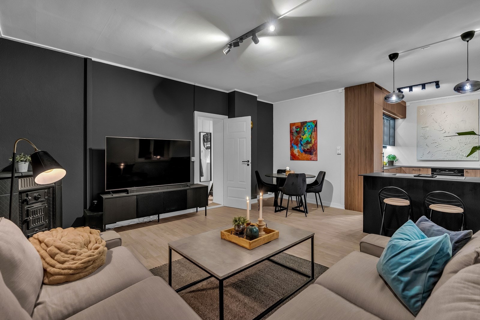 Store deler av leiligheten er oppgradert i 2020-2022. Galleribilde