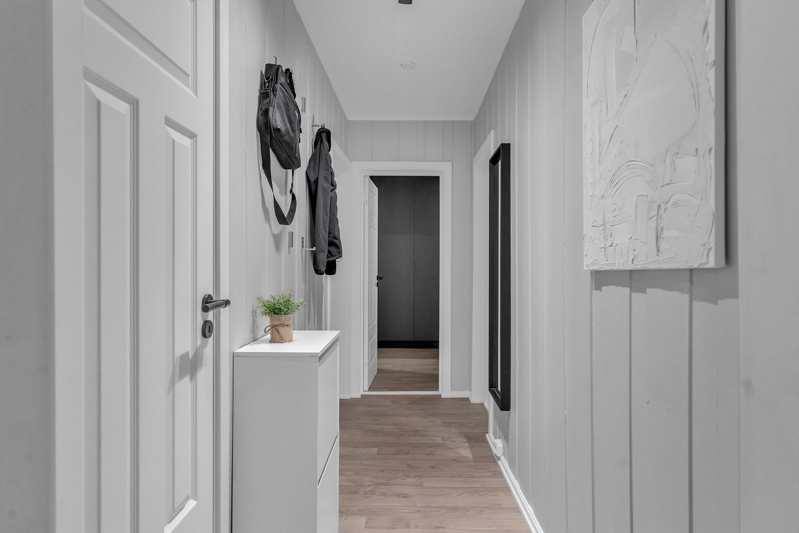 Entré. Leiligheten har kjellerbod på ca. 8 kvm. Galleribilde