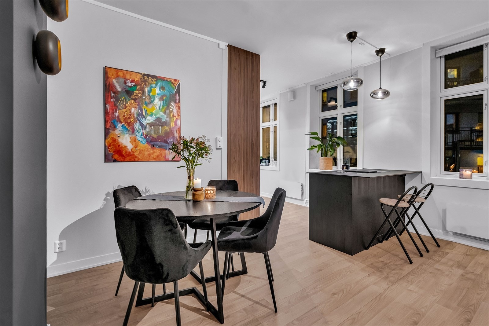 God plass både til sofagruppe og spisestue, noe som sørger for et sosialt oppholdsrom. Galleribilde