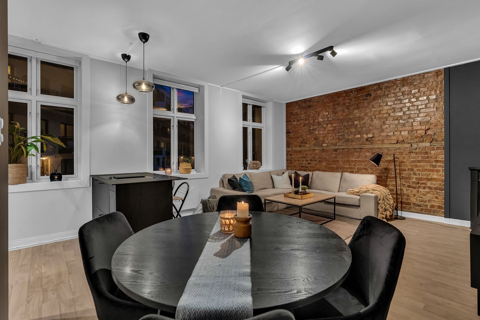 Tidløse og rene linjer samt god takhøyde og store vinduer vendt mot enveiskjørt gate. Galleribilde