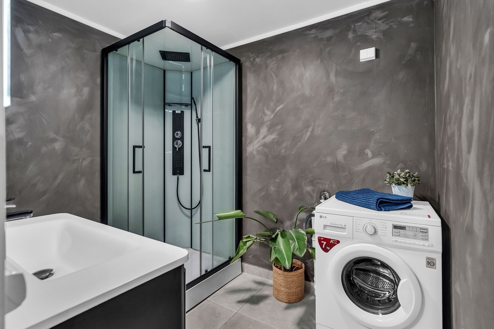 Det er gulvvarme og opplegg for vaskemaskin. Galleribilde