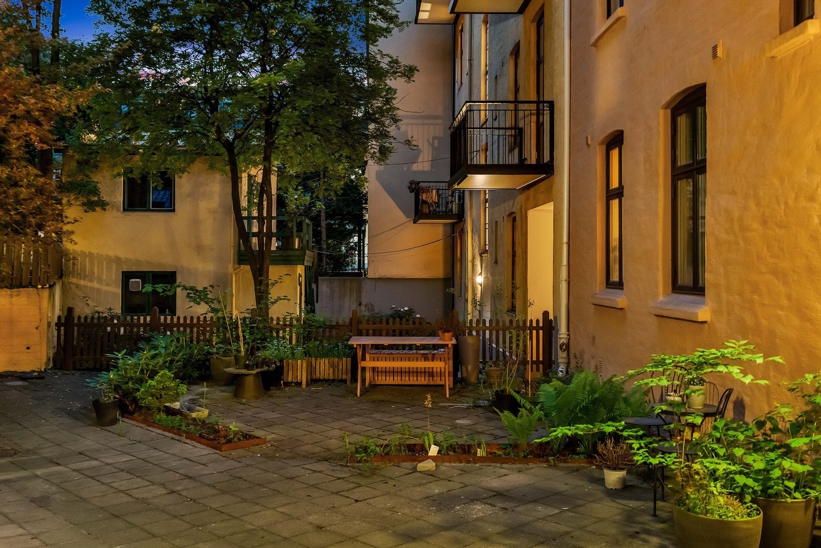 Hyggelig felles skjermet bakgård med sykkelparkering, sittegrupper og diverse beplantning. Galleribilde