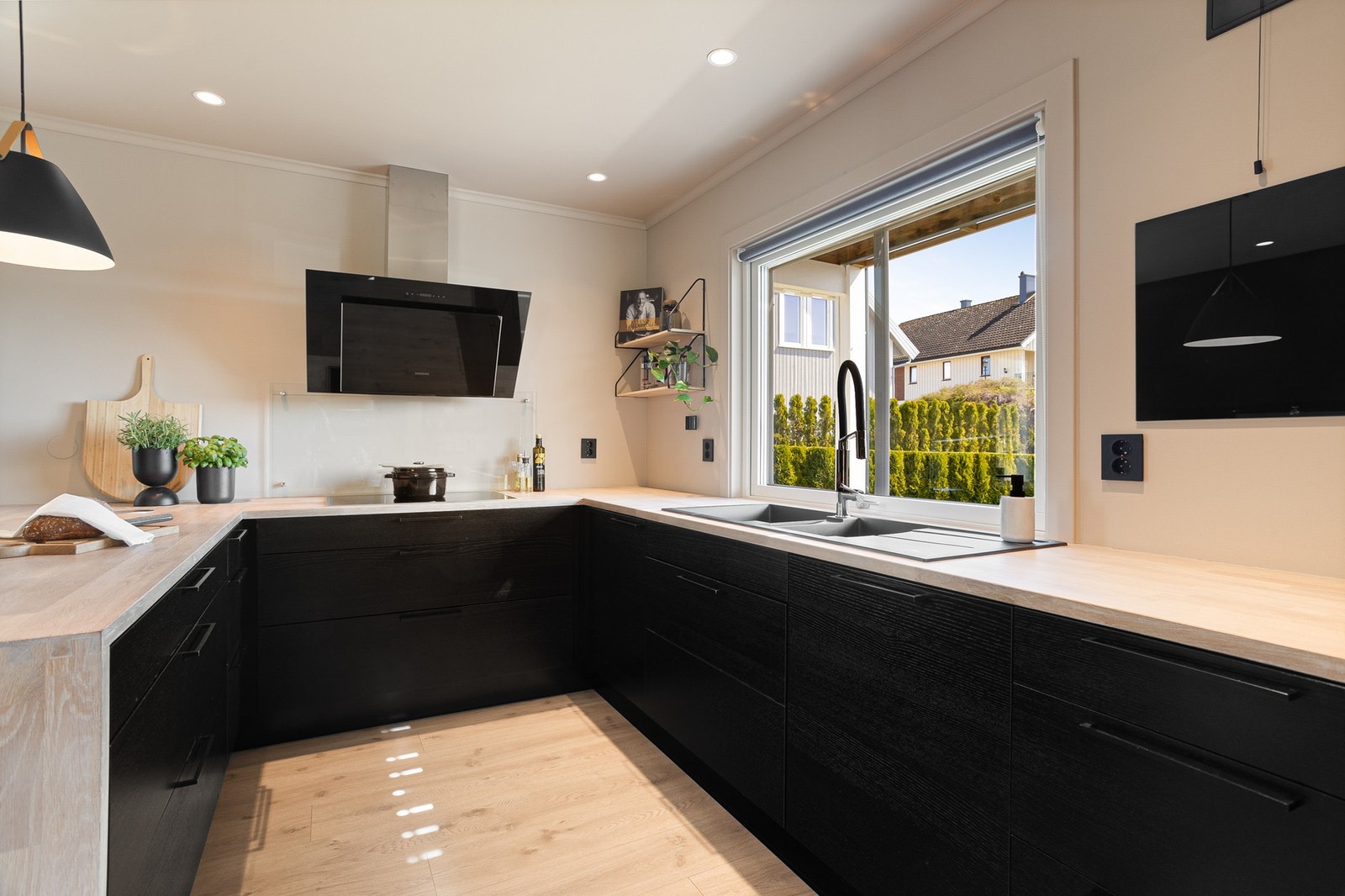 Videre er kjøkkenet utstyrt med integrerte hvitevarer som oppvaskmaskin, vinskap, kjøl-/fryseskap, stekeovn og induksjonstopp, samt ventilator, benkestikk og god arbeidsbelysning. Galleribilde