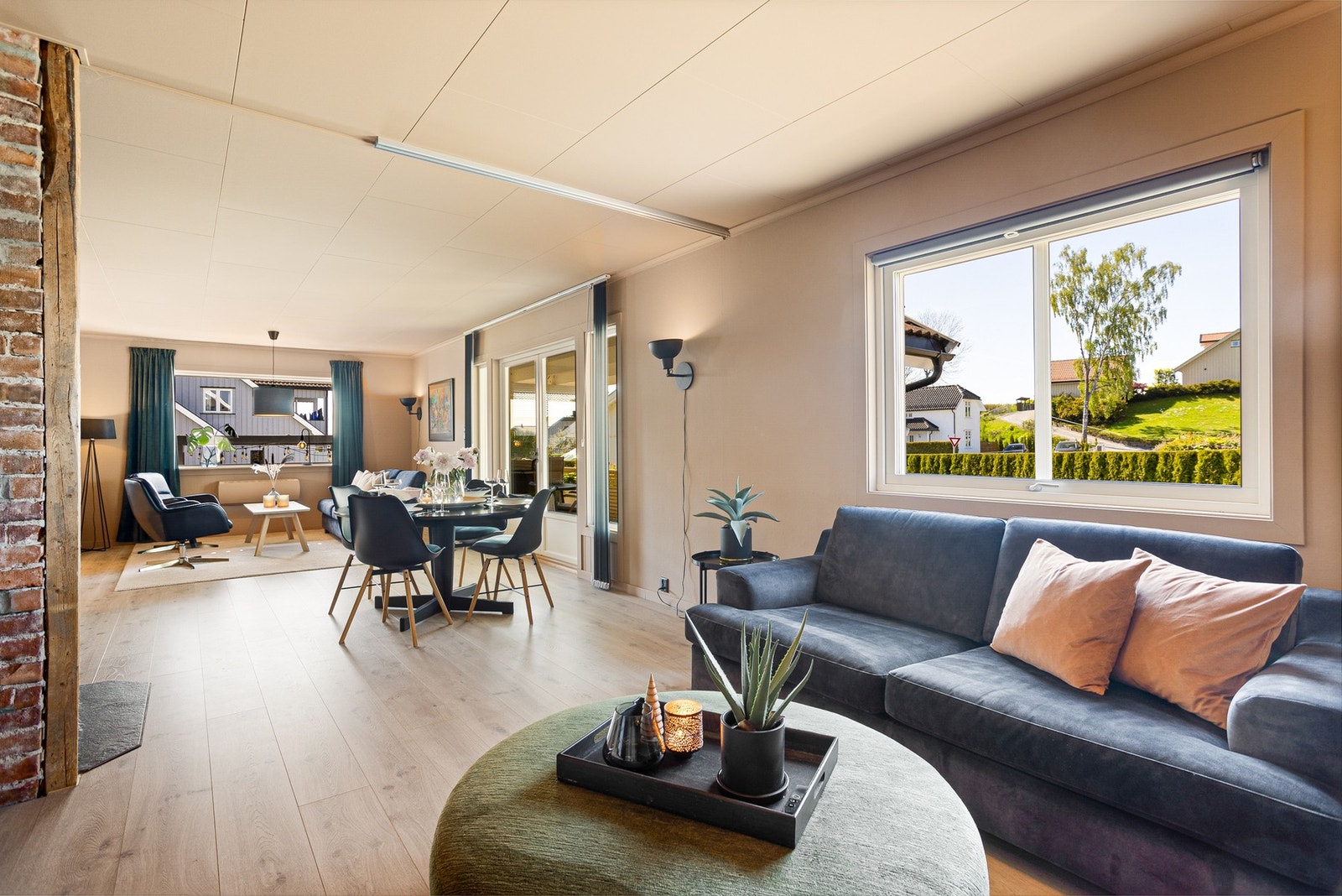 Allrommet har både peisovn og luft-til-luft varmepumpe, og det er installert Phillips Hue Smart-belysning i store deler av boligen. Galleribilde