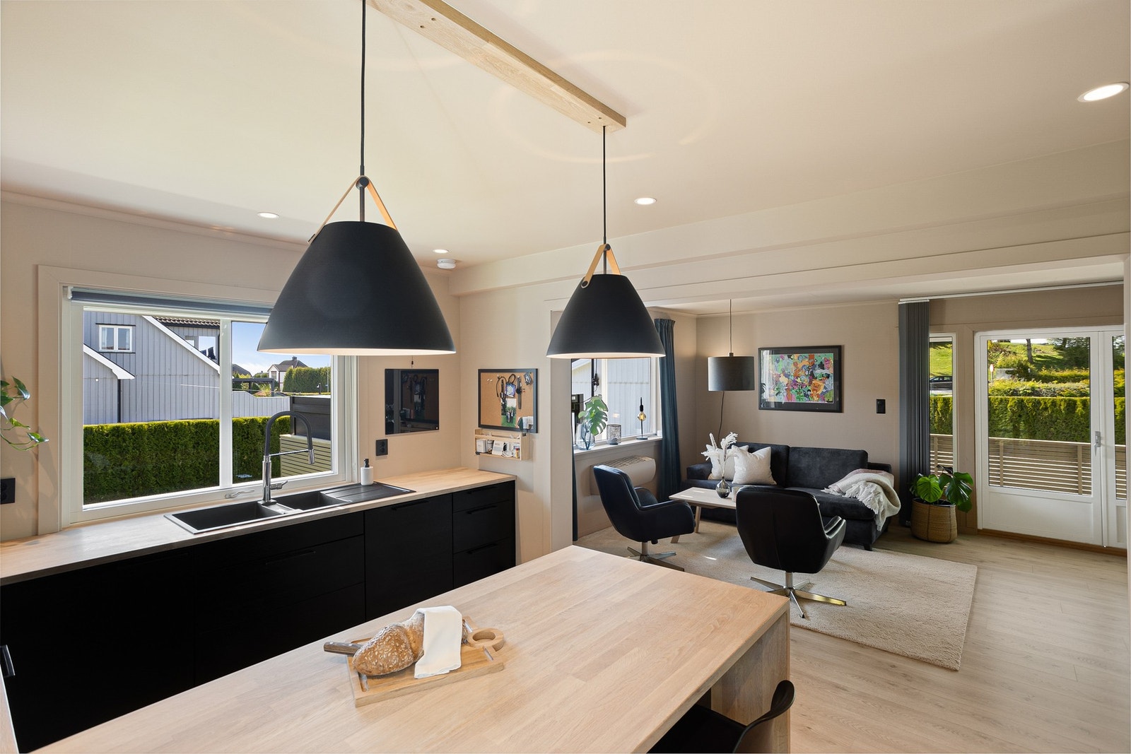 Videre er kjøkkenet utstyrt med integrerte hvitevarer som oppvaskmaskin, vinskap, kaffemaskin, kjøl-/fryseskap, stekeovn og induksjonstopp, samt ventilator, benkestikk og god arbeidsbelysning. Galleribilde