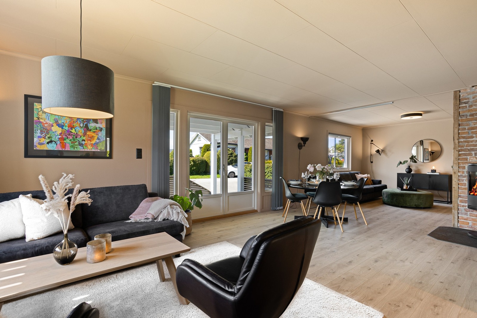 Stuen ligger i åpen løsning med kjøkkenet, og sammen danner de et stort, innbydende allrom med lun atmosfære og utmerket møbleringsfrihet. Galleribilde