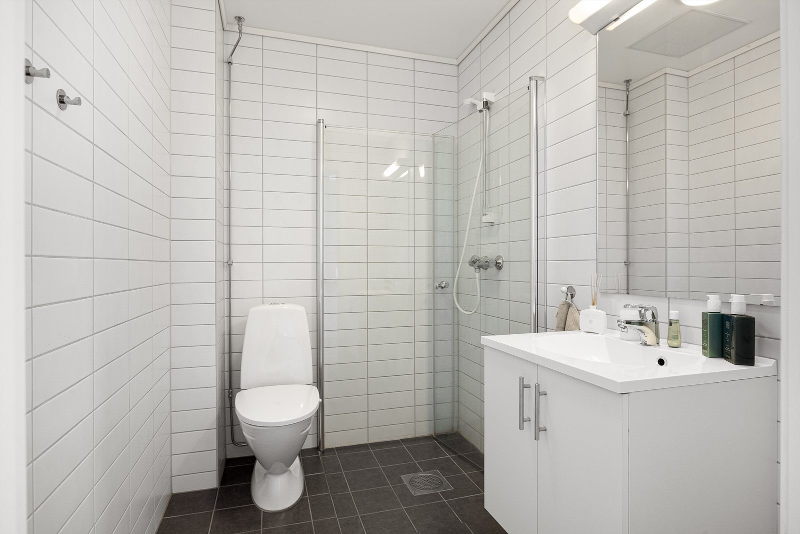 Delikat, flislagt baderom fra 2015 med varmekabler i gulvet. Galleribilde