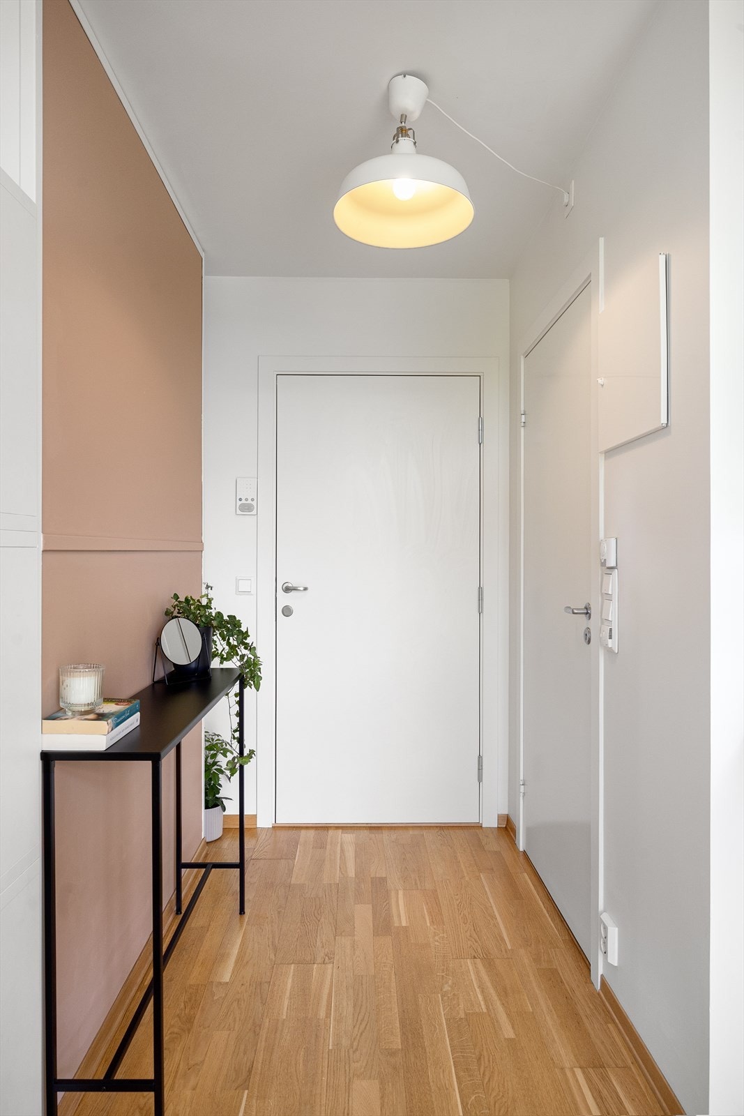 Åpen entré med god plass til ytterklær og sko. Callinganlegg med døråpner. Galleribilde