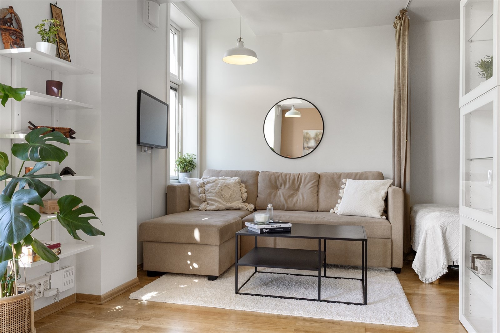 Leiligheten varmes opp via vannbåren varme i gulv. Leiligheten er delt inn i tre "varmesoner", stue/kjøkken, sovealkove og bad. Her kan du selv stille på varmen som du vil i det enkelte rom. Galleribilde