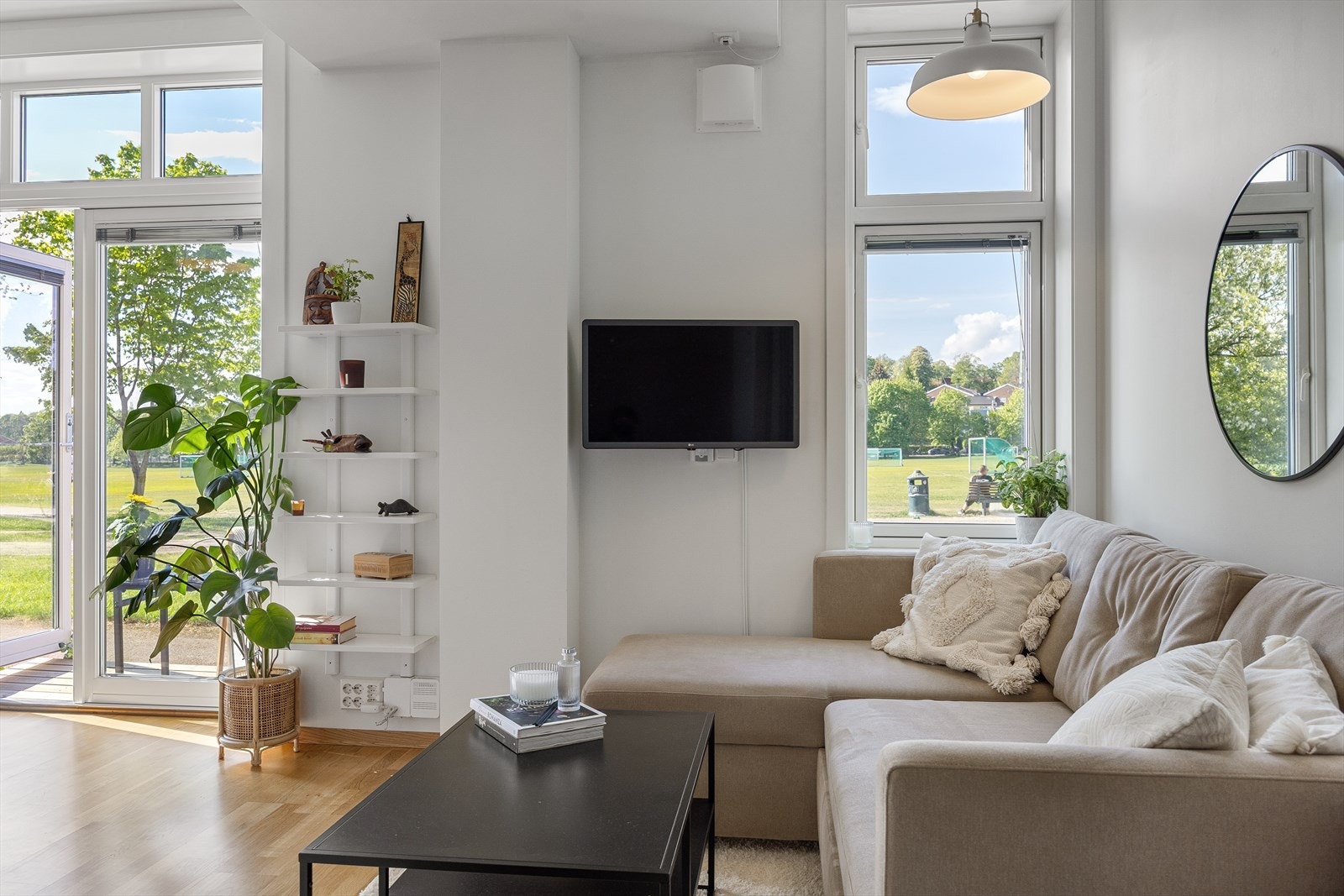 Boligen er malt i lyse og delikate farger som skaper en god atmosfære, og har store nye vinduer som bidrar til at leiligheten oppleves som lys og luftig. Galleribilde