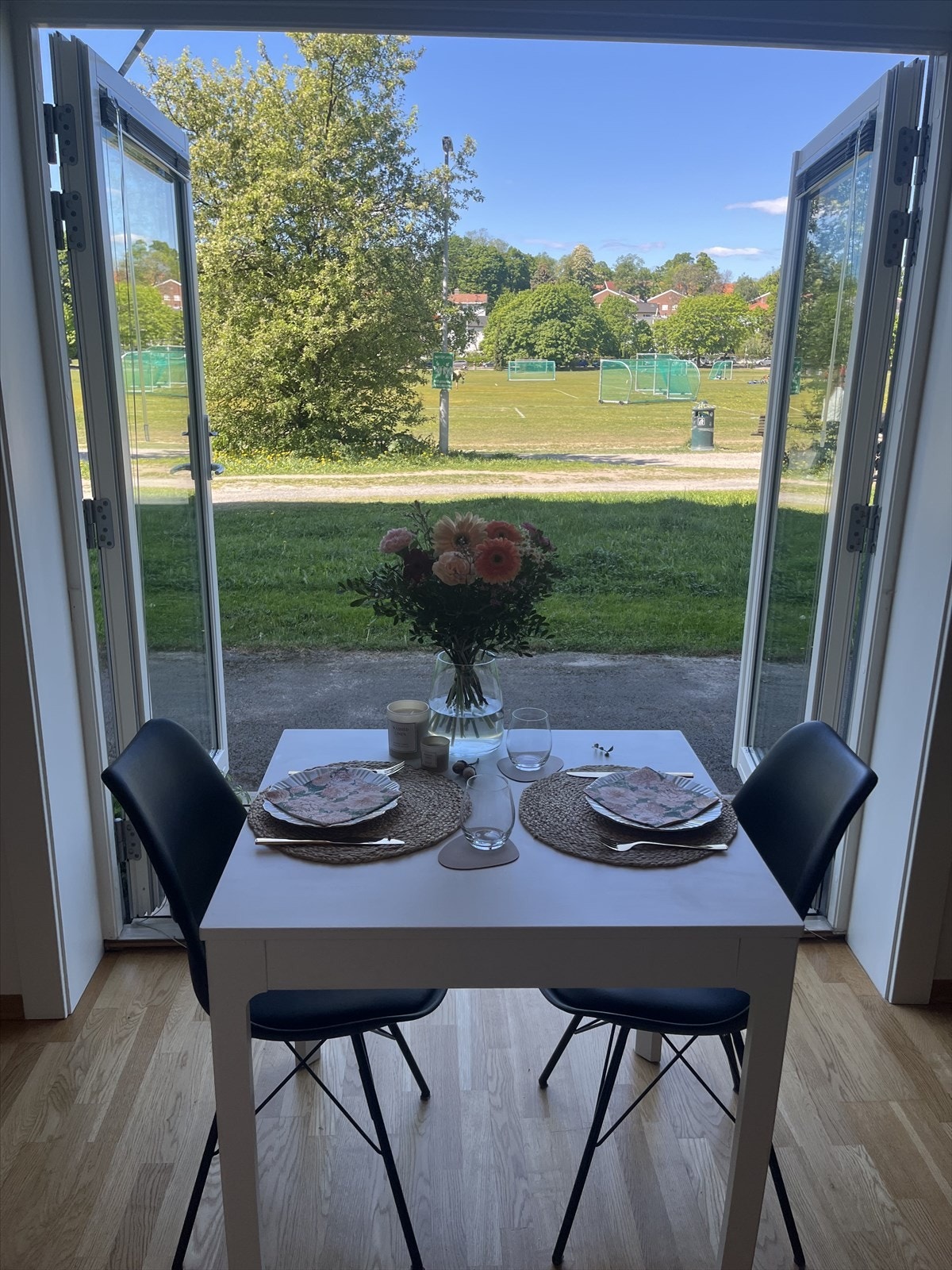 Begge dørene kan åpnes helt. *selgers private bilde Galleribilde