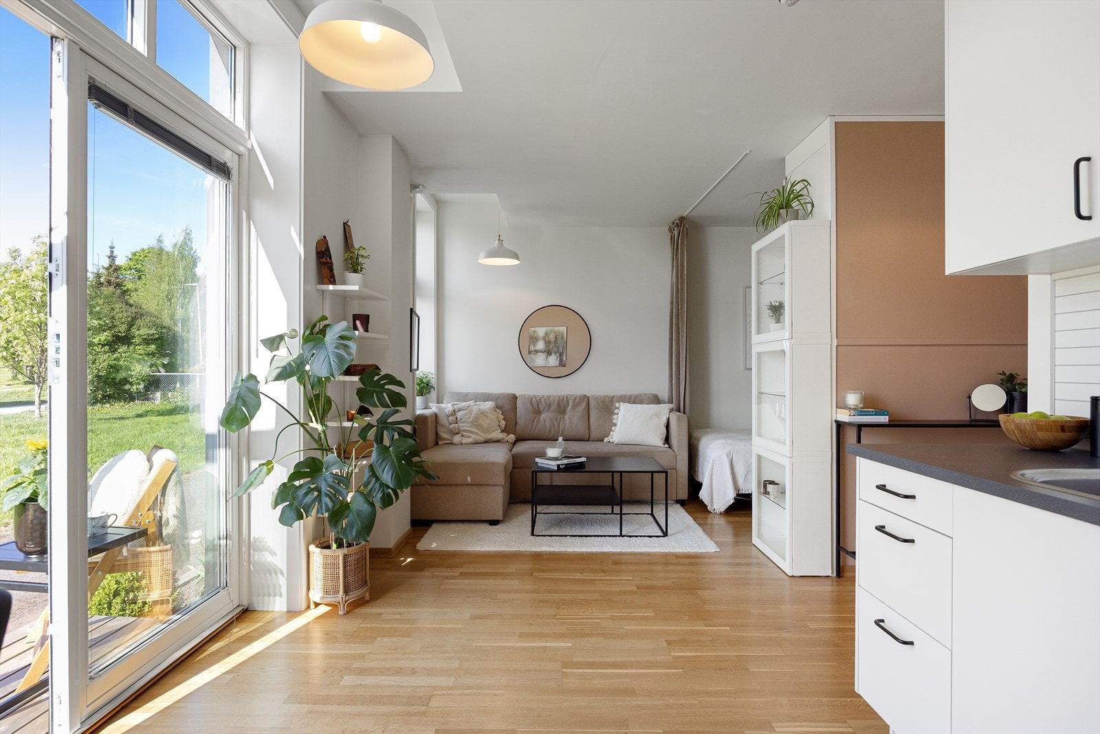 Velkommen til Stavangergata 46A - en romslig og innbydende 1-roms leilighet med sovealkove og egen trapp ut til de vakre grøntområdene på Voldsløkka. Galleribilde