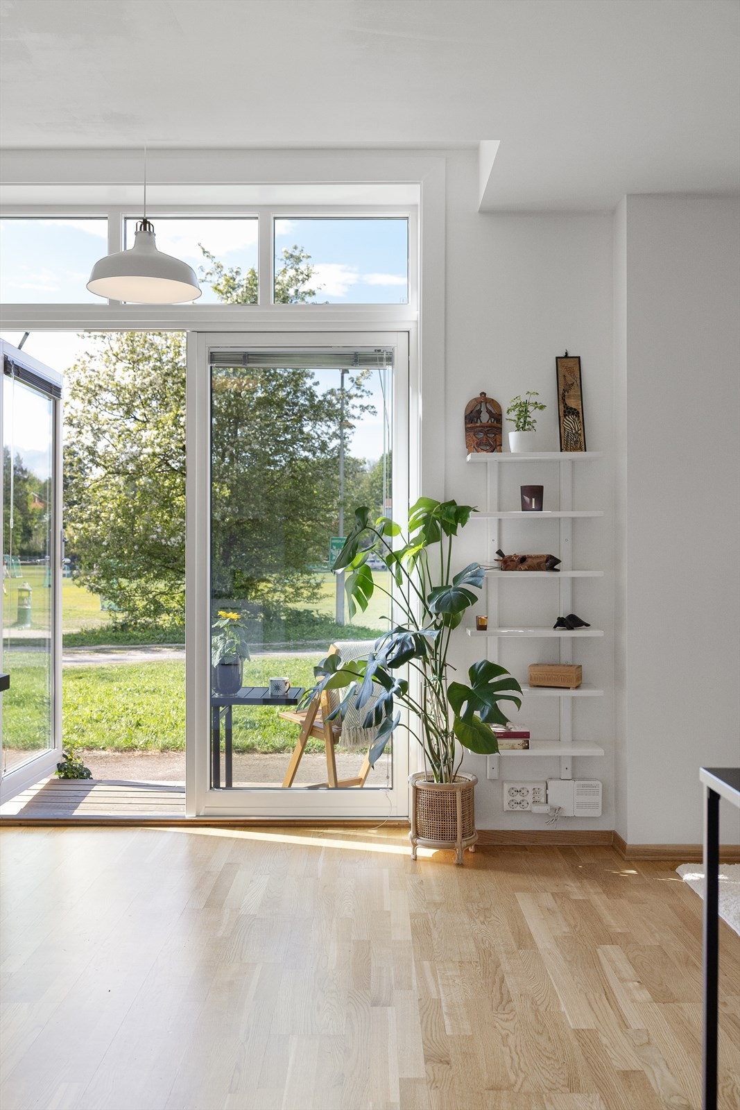 Doble glassdører fra stue/kjøkken slipper inn rikelig med dagslys og gir en luftig romfølelse. Galleribilde