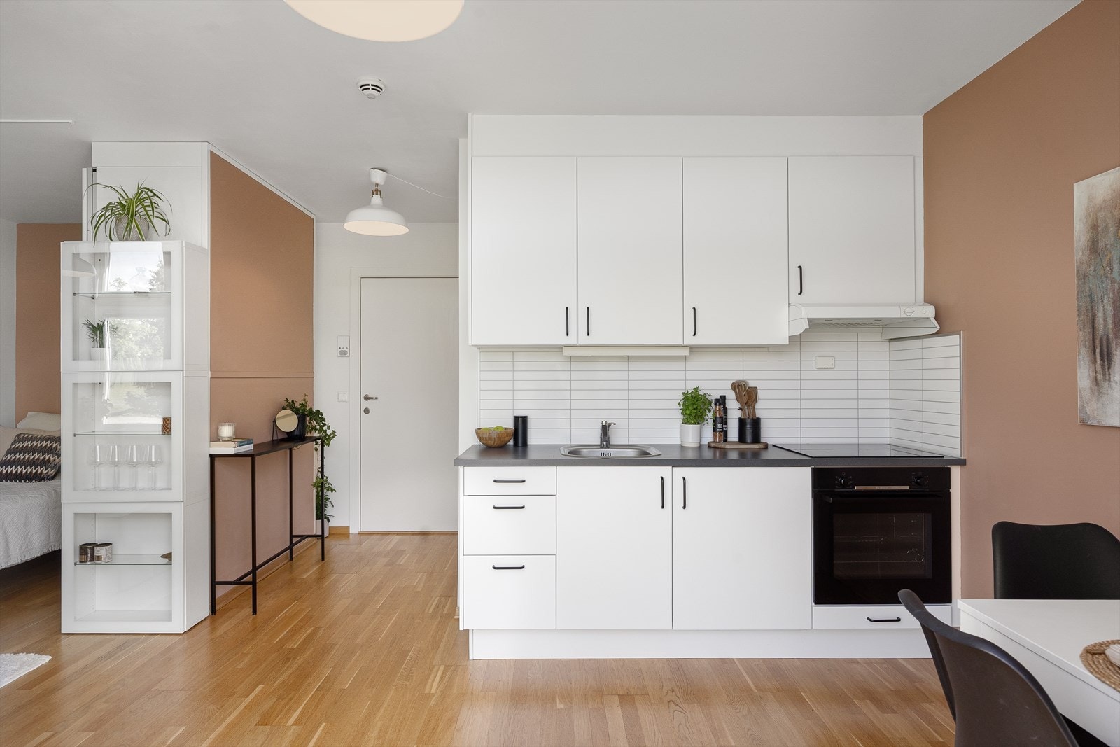 Kjøkkenet er utstyrt med hvitevarer, inkludert komfyr fra 2022, platetopp, kjøleskap og mekanisk ventilator over kokesonen. Galleribilde