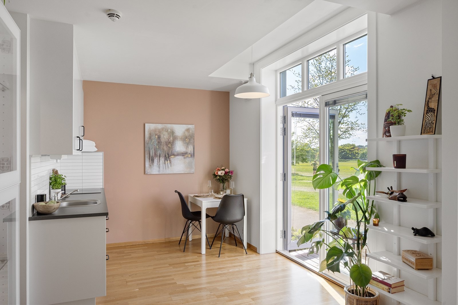 Gulvet er belagt med flott parkett og leiligheten har en generøs takhøyde på 2,5 m. Galleribilde