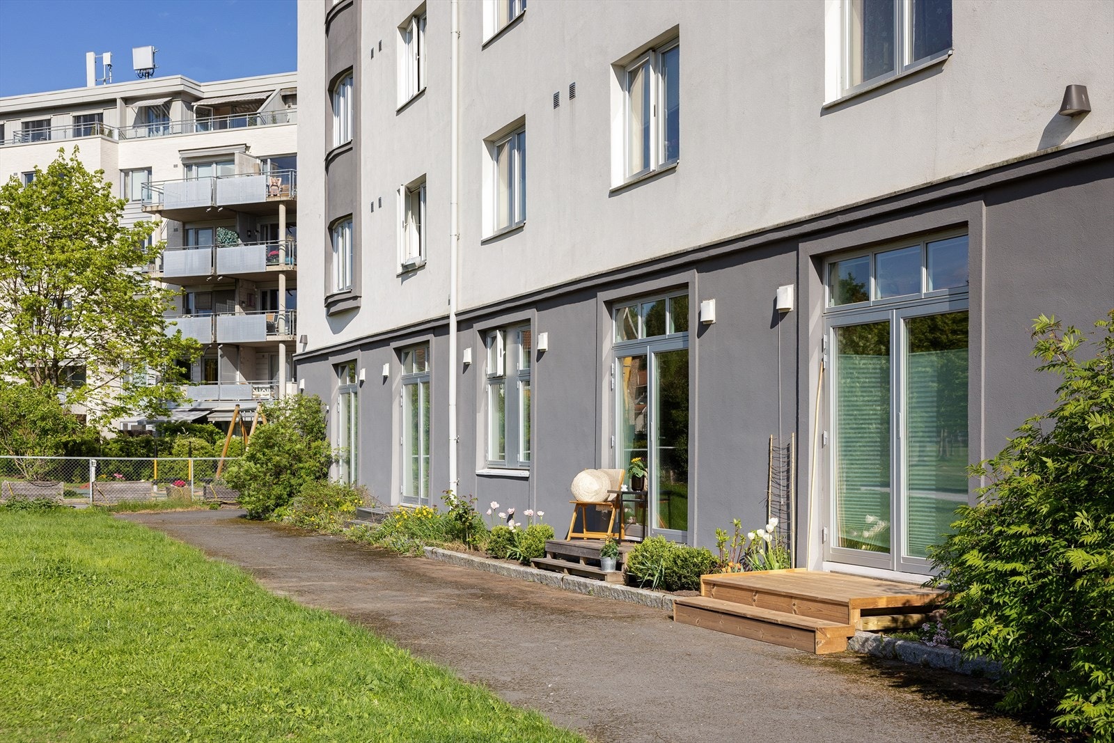 Her kan du legge deg ned på den felles plenen og nyte varme sommerdager. Galleribilde