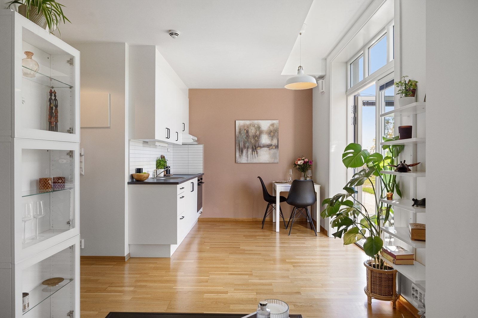 I 2023 ble det malt en stilig kontrastvegg i stuen, som gir rommet et moderne og personlig preg. Galleribilde