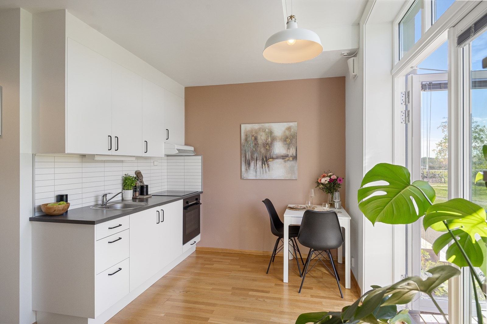 Moderne og stilrent kjøkken fra 2015 med glatte fronter og laminatbenkeplate med nedfelt oppvaskkum og ettgreps armatur. Galleribilde