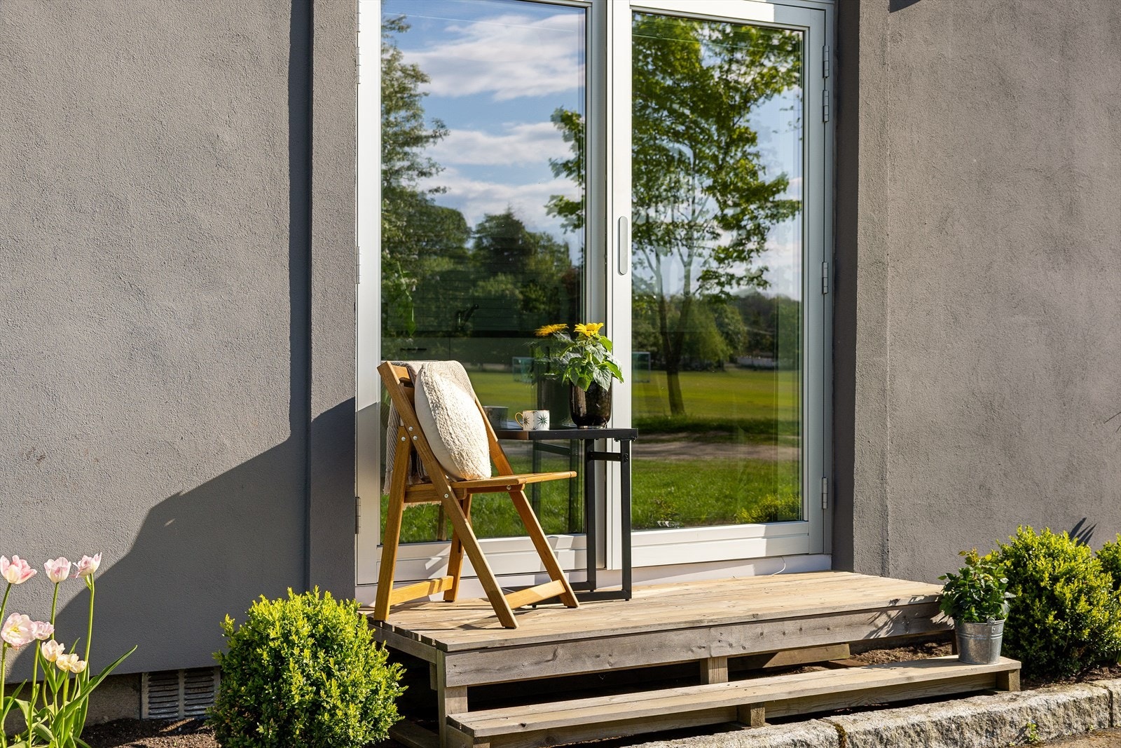 Hyggelig, liten uteplass med trapp - perfekt for morgenkaffen eller en rolig stund i solen. Galleribilde