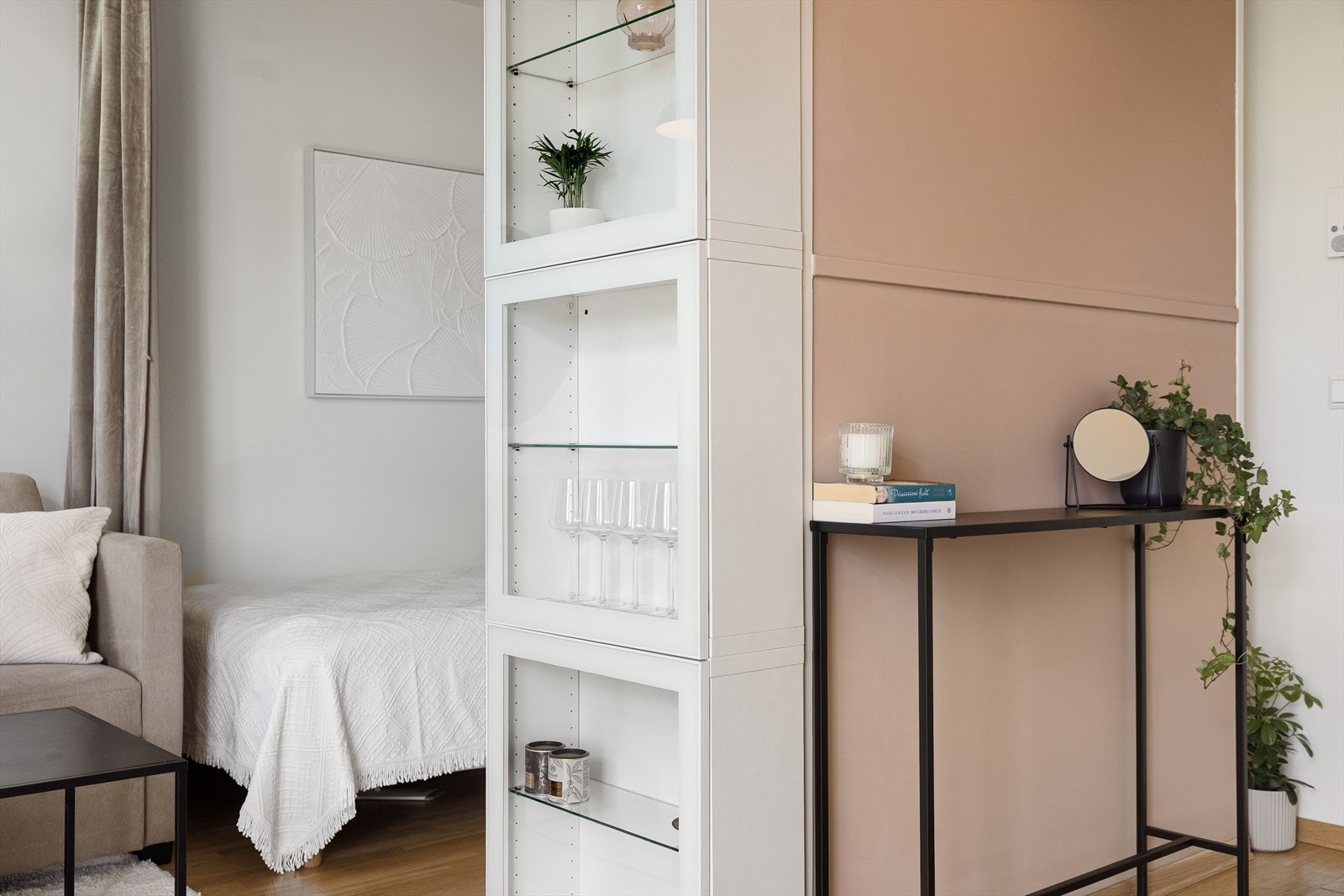 I 2019 ble det også satt opp en praktisk vegghylle. Galleribilde