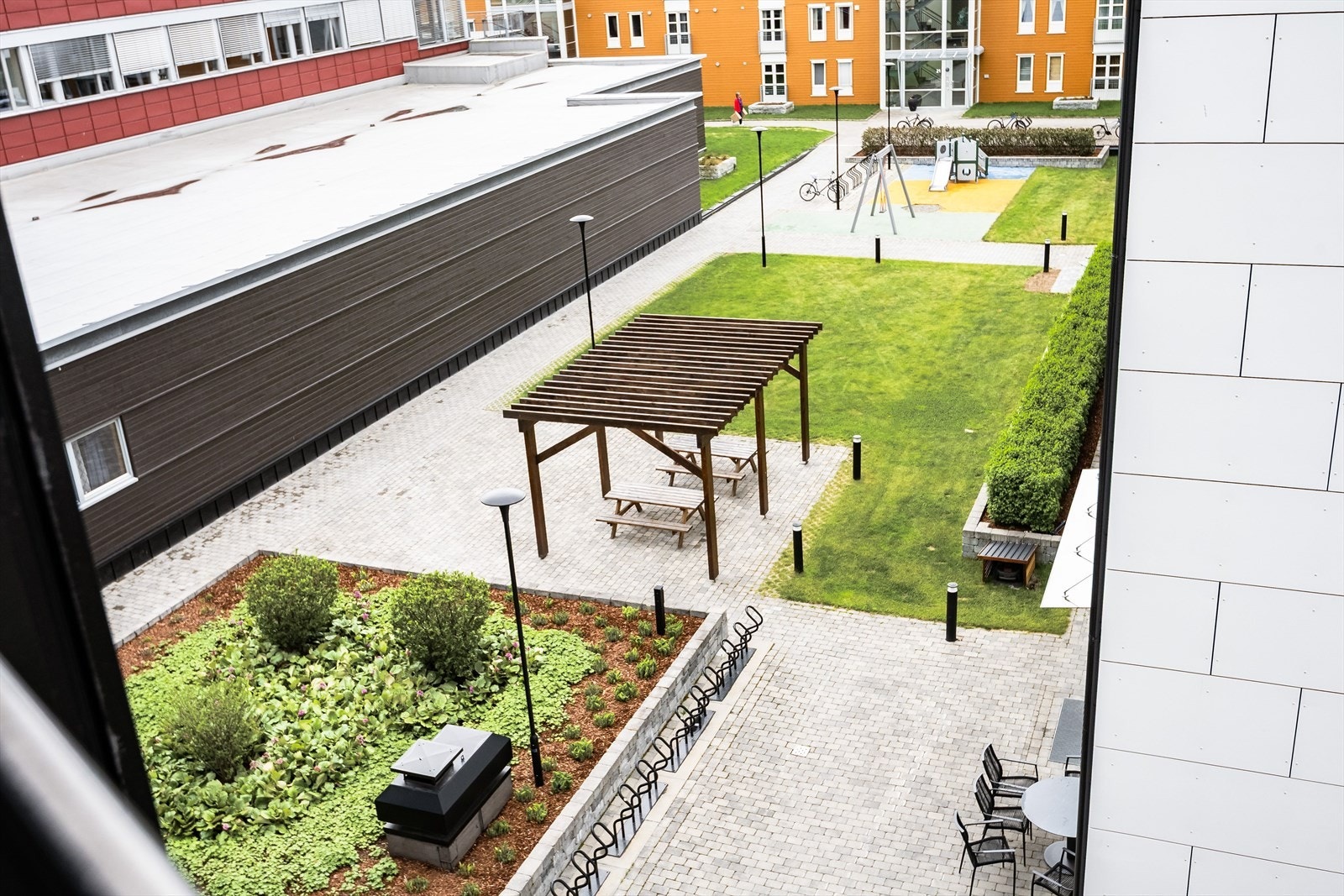 Terrassen ligger mot Sentrum Park 1 og den fine uteplassen som er laget for beboerne i byggene. Galleribilde