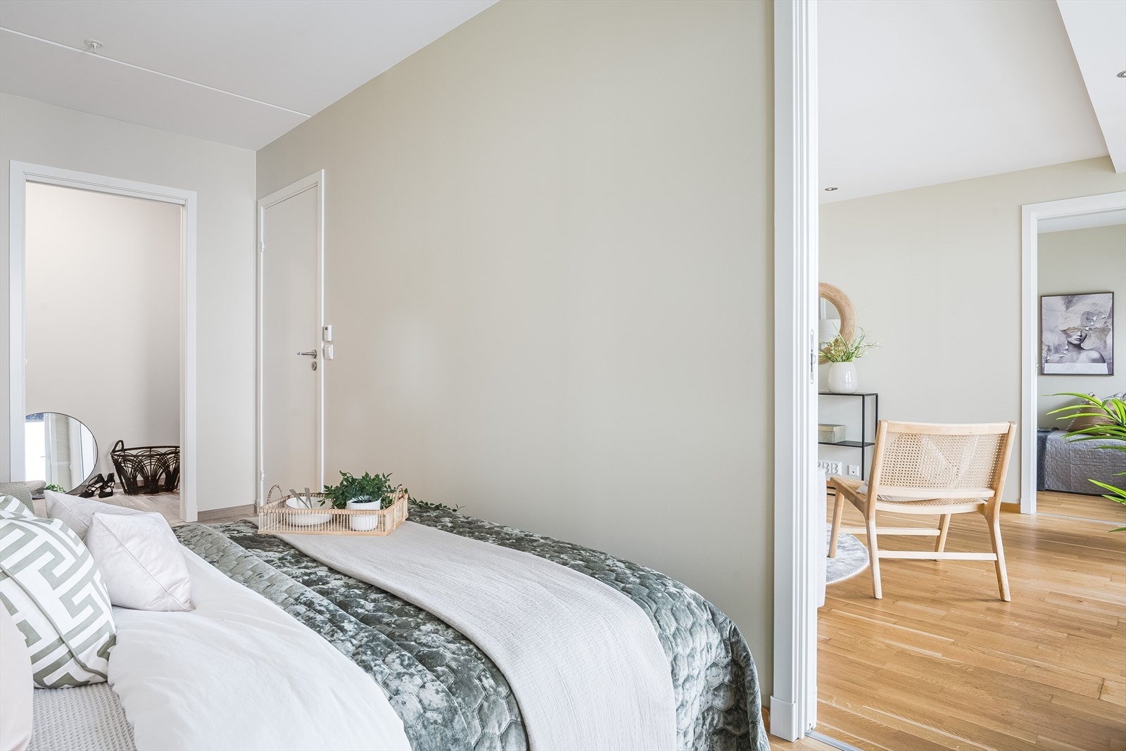 Hovedsoverommmet har dør på hver side av seng og adkomst garderobe/bod. Galleribilde