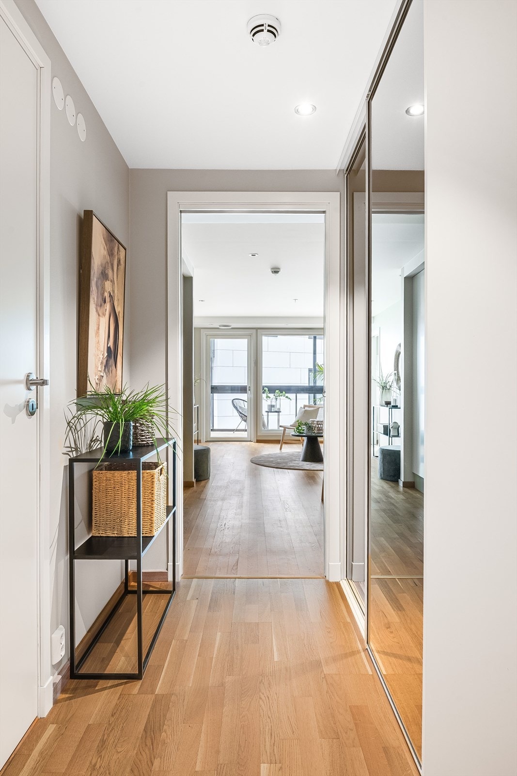 Med en gang du kommer innenfor døren merker du leilighetens gode atmosfære. Planløsningen er gjennomtenkt og dette bidrar til en enkel hverdag i hjemmet ditt. Gangen har stor skyvedørsgarderobe og adkomst til bod og bad/vaskerom. Galleribilde