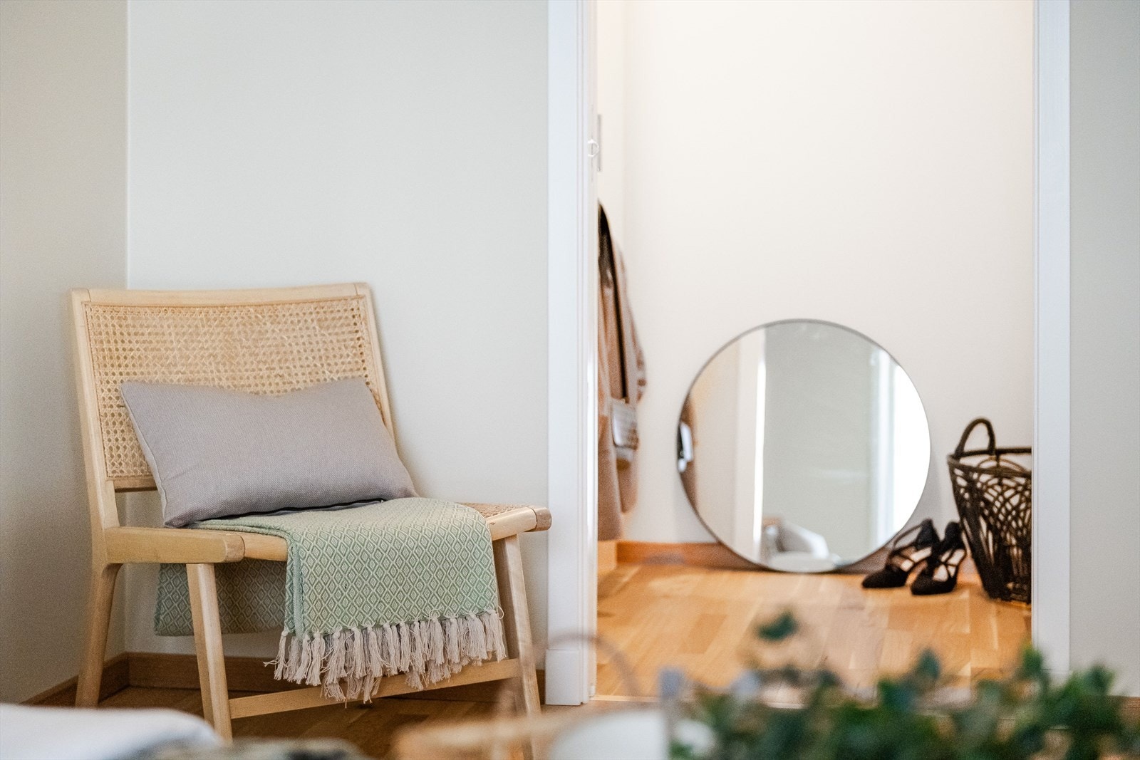 Garderoberom tilknyttet hovedsoverom med plass for oppbevaring. Galleribilde