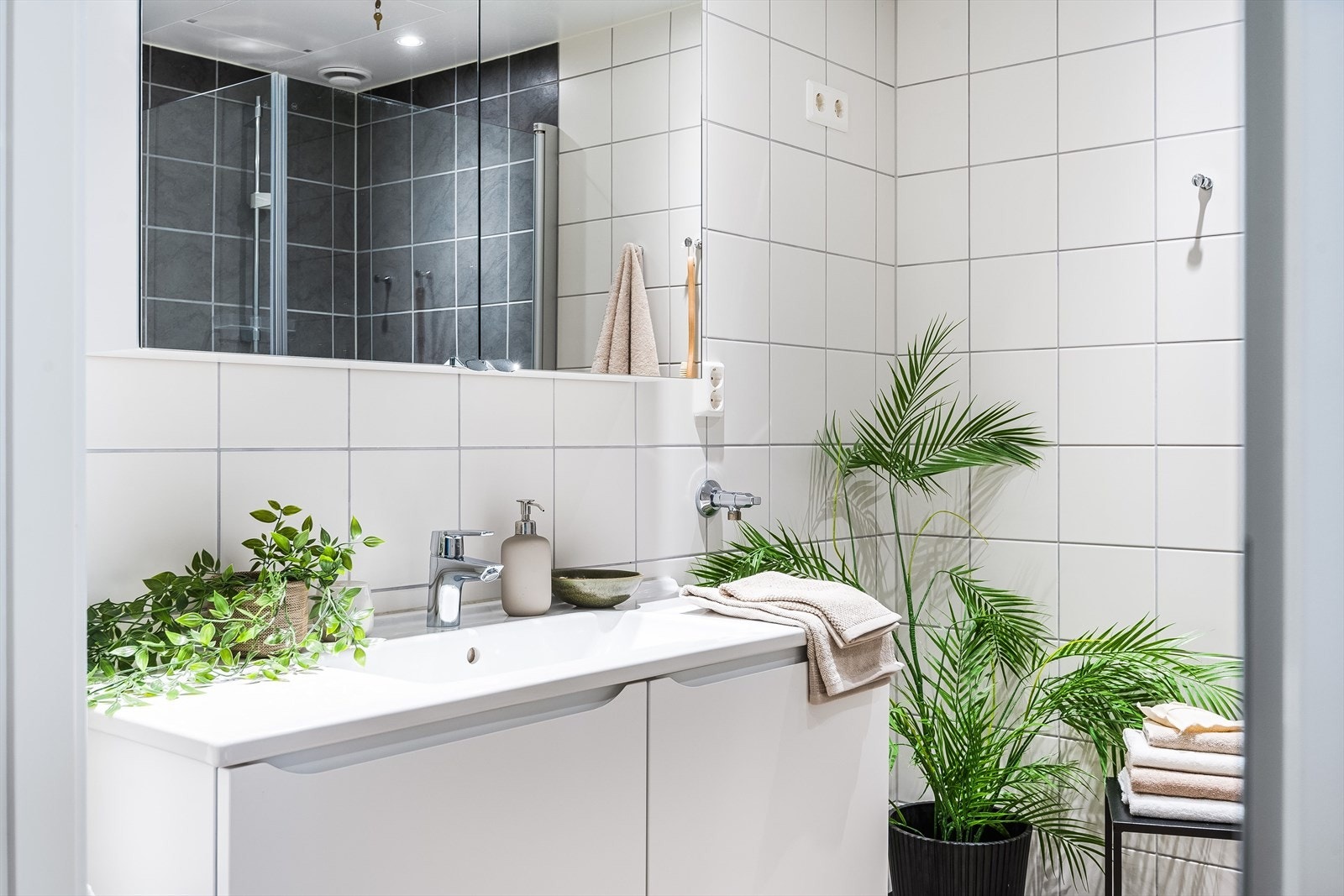 Innrendingen har heldekkende servant på underskap og speilskap over. Det er satt av plass til vaskemaskin og tørketrommel i rommet. Galleribilde