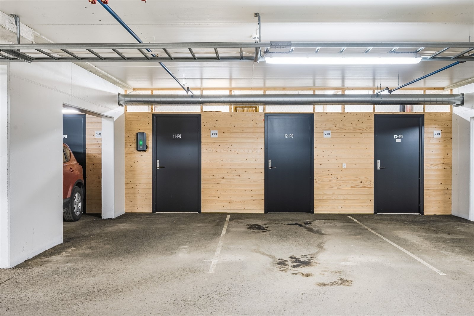 Det er felles parkeringskjeller hvor leiligheten har tilhørende garasjeplass og bod i bakkant. Her er det installert el-bil lader. Galleribilde